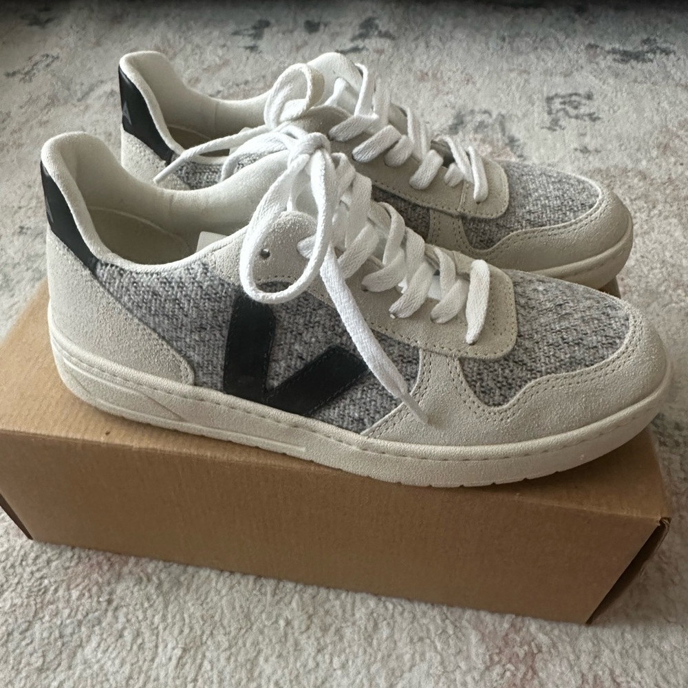 Veja V-10 Flannel Snow Black